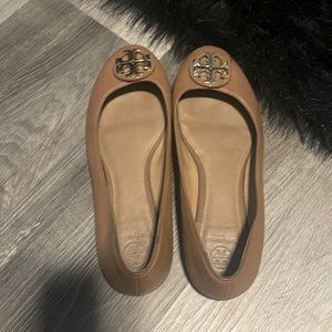 Tory Burch tan and gold classics flat